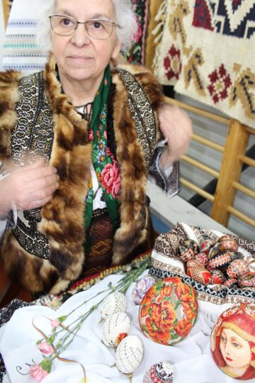 Minunile create de gospodinele din Bucovina, expuse la Festivalul Ouălor Încondeiate de la Moldovița