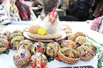 Minunile create de gospodinele din Bucovina, expuse la Festivalul Ouălor Încondeiate de la Moldovița