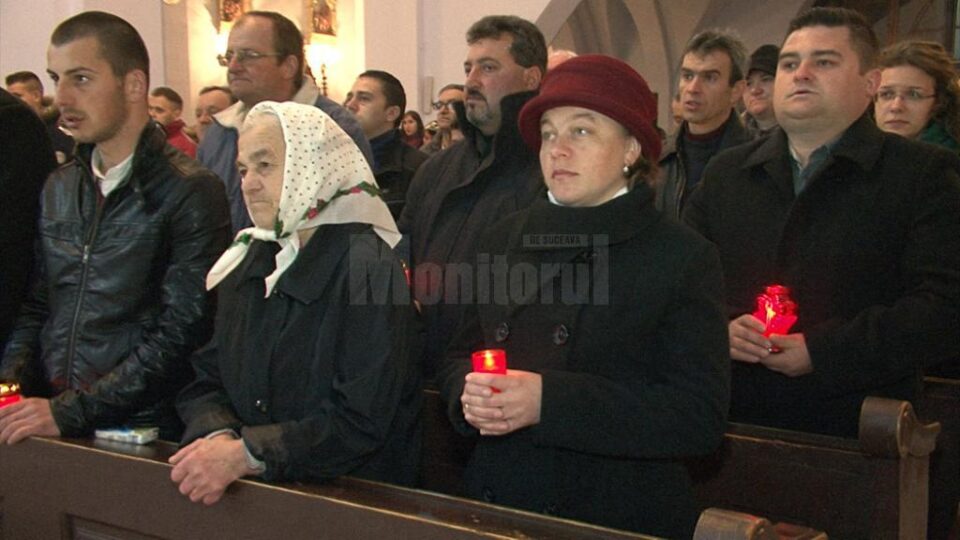 Mii de credincioși catolici din județ au întâmpinat Paștele