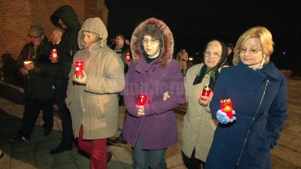 Credincioși catolici au înconjurat bisericile unde s-au oficiat slujbe, au luat lumină și s-au rugat pentru ca această sărbătoare importantă a creștinătății să poată fi celebrată în liniște și pace