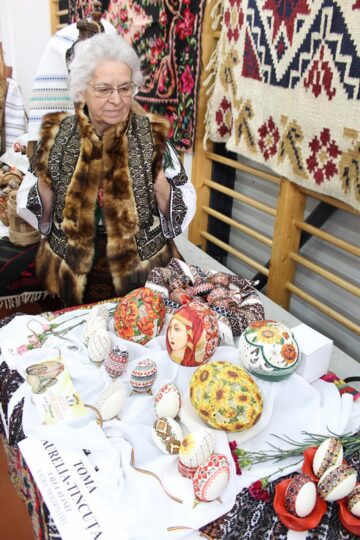 Minunile create de gospodinele din Bucovina, expuse la Festivalul Ouălor Încondeiate de la Moldovița