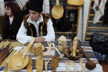 Minunile create de gospodinele din Bucovina, expuse la Festivalul Ouălor Încondeiate de la Moldovița