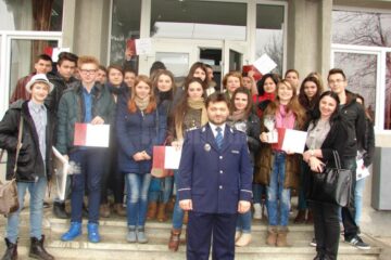 Agentul-șef adjunct Cristi Pădurariu și elevii de la Colegiul de Artă „Ciprian Porumbescu” Suceava