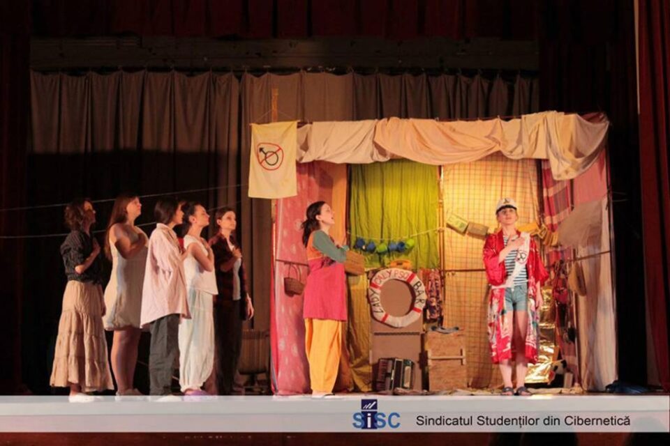 Premiul pentru cel mai bun spectacol, obținut de trupa Fabulinus, la Festivalul „Serile Teatrului Studențesc”