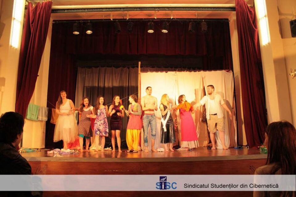 Premiul pentru cel mai bun spectacol, obținut de trupa Fabulinus, la Festivalul „Serile Teatrului Studențesc”