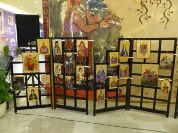 „Fereastră spre cer”, ediția a VIII-a, o expoziție-jertfă realizată de mai mulți elevi suceveni