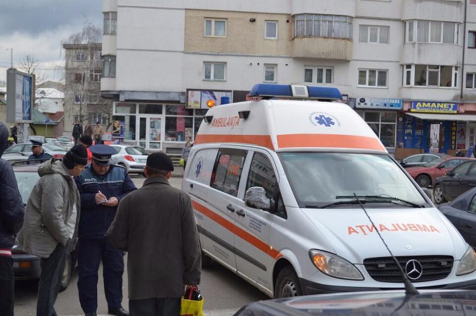 Atacatorul a fost încătușat de polițiști. Foto: ziaruldepenet