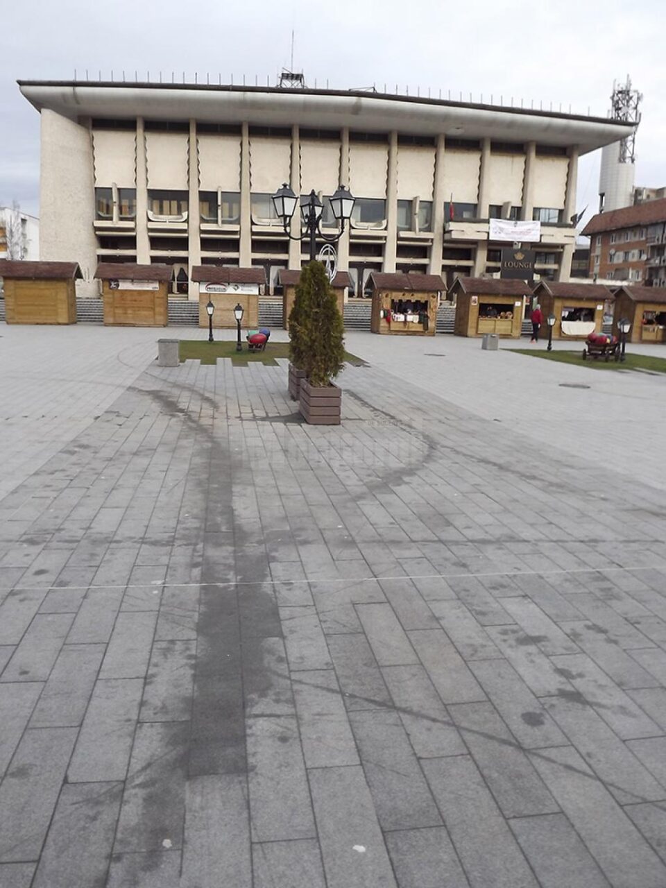 Uleiul de motor scurs pe esplanada modernizata din Centru a fost mai mult întins, în încercarea de a fi spălat de una din mașinile de salubrizare
