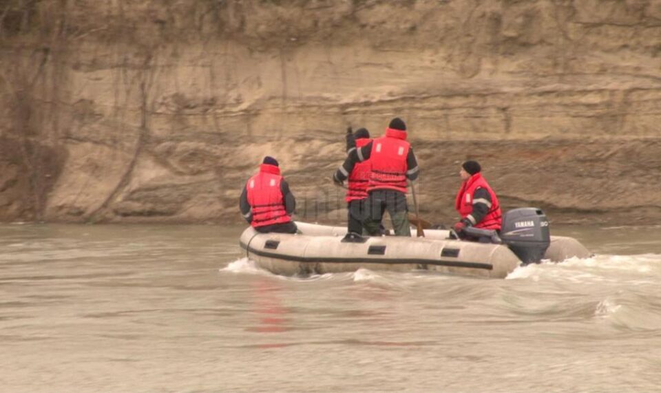 Pompierii Inspectoratului pentru Situații de Urgență (ISU) Suceava caută, de duminică, trupul bărbatului, care, se bănuiește, s-ar fi înecat în râul Suceava