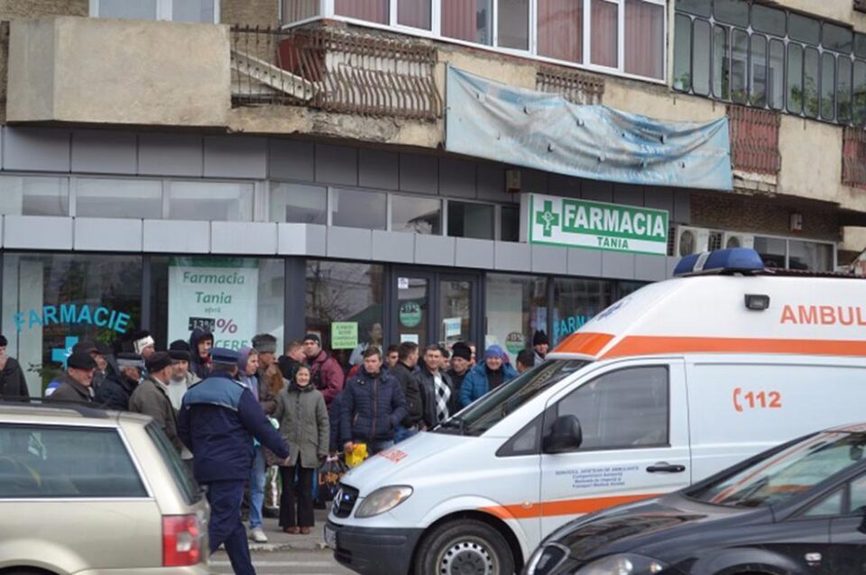 Atacatorul a fost încătușat de polițiști. Foto: ziaruldepenet