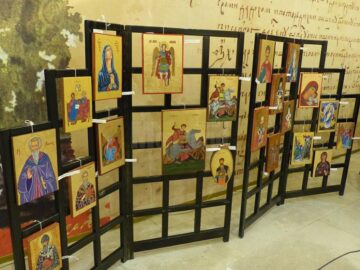 „Fereastră spre cer”, ediția a VIII-a, o expoziție-jertfă realizată de mai mulți elevi suceveni