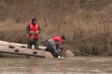 Pompierii Inspectoratului pentru Situații de Urgență (ISU) Suceava caută, de duminică, trupul bărbatului, care, se bănuiește, s-ar fi înecat în râul Suceava