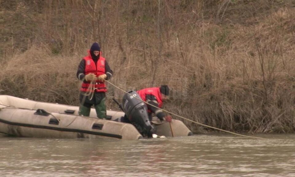 Pompierii Inspectoratului pentru Situații de Urgență (ISU) Suceava caută, de duminică, trupul bărbatului, care, se bănuiește, s-ar fi înecat în râul Suceava