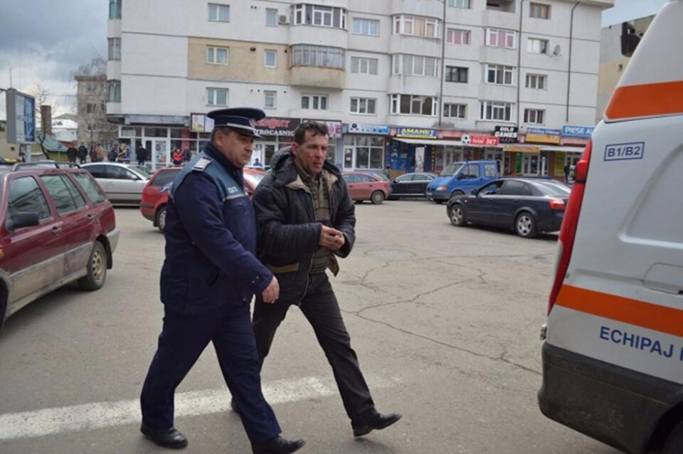Atacatorul a fost încătușat de polițiști. Foto: ziaruldepenet