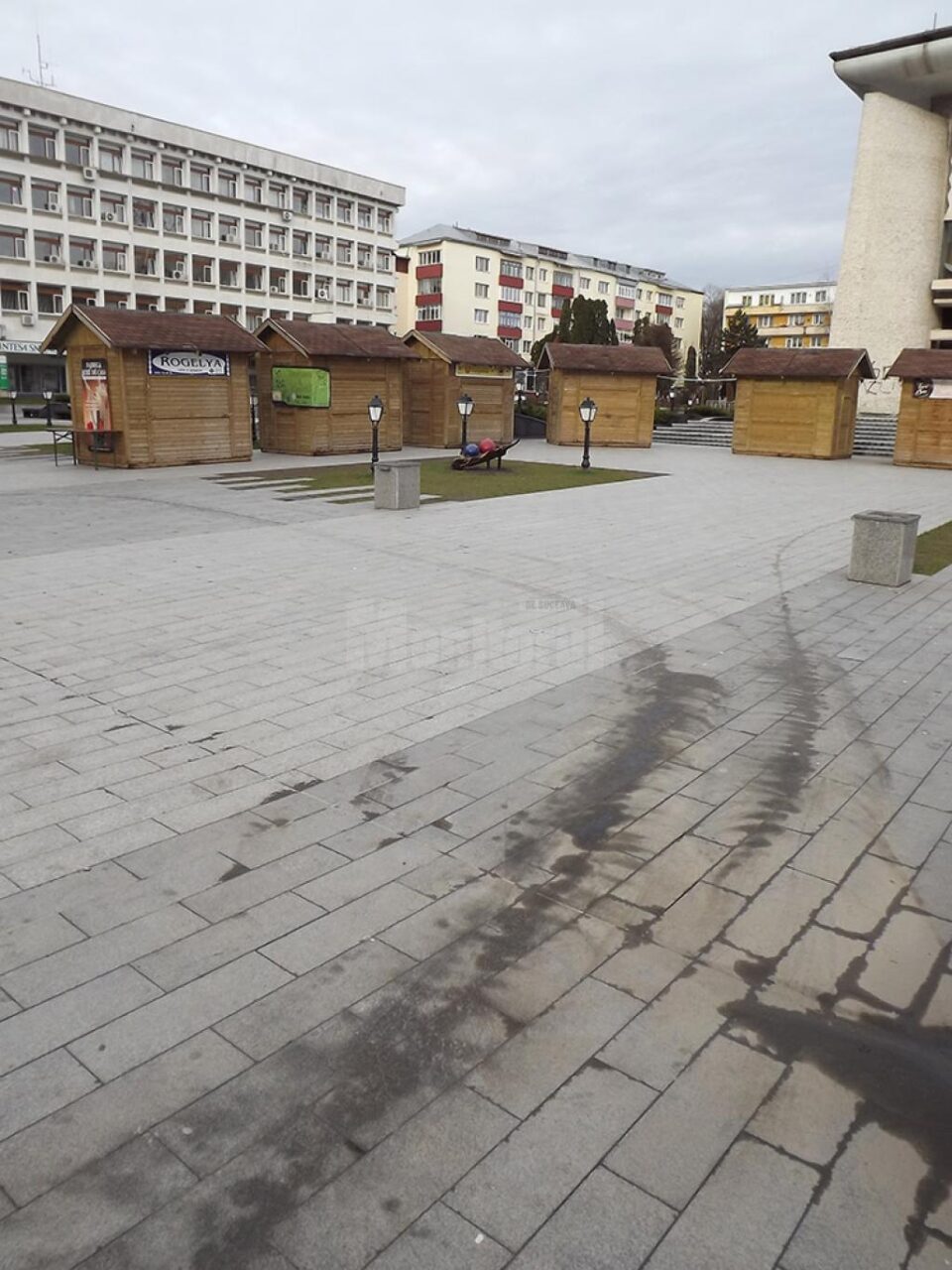 Uleiul de motor scurs pe esplanada modernizata din Centru a fost mai mult întins, în încercarea de a fi spălat de una din mașinile de salubrizare