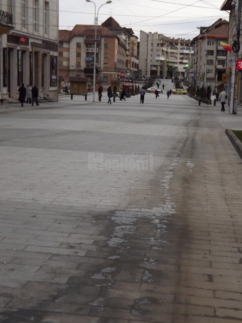 Uleiul de motor scurs pe esplanada modernizata din Centru a fost mai mult întins, în încercarea de a fi spălat de una din mașinile de salubrizare