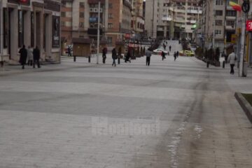 Uleiul de motor scurs pe esplanada modernizata din Centru a fost mai mult întins, în încercarea de a fi spălat de una din mașinile de salubrizare
