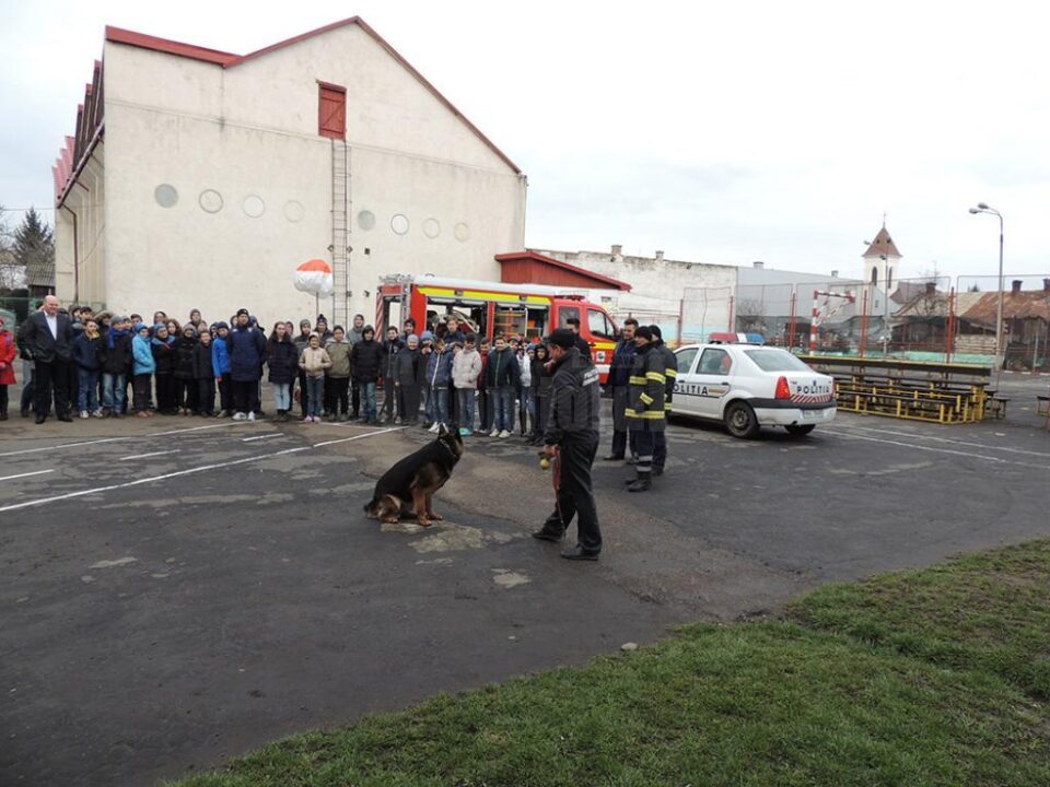 Pompierii și polițiștii au făcut o demonstrație în fața elevilor de la Școala „Bogdan Vodă” Pompierii și polițiștii au făcut o demonstrație în fața elevilor de la Școala „Bogdan Vodă”