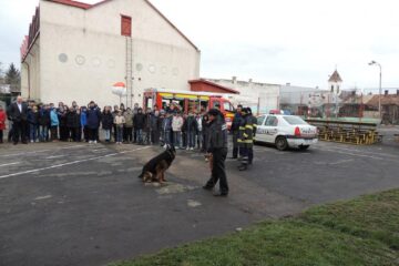 Pompierii și polițiștii au făcut o demonstrație în fața elevilor de la Școala „Bogdan Vodă” Pompierii și polițiștii au făcut o demonstrație în fața elevilor de la Școala „Bogdan Vodă”