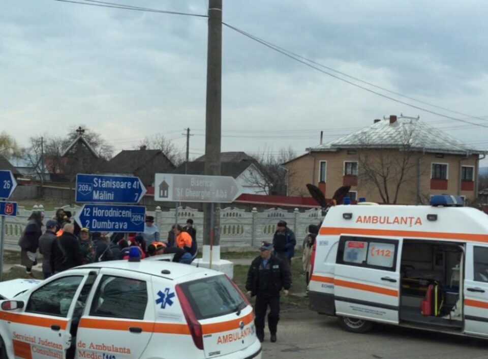Cei doi pacienți au fost preluați ulterior de o altă ambulanță, care i-a transportat spre unitatea spitalicească din Iași. Foto: Florin Lungu - Facebook