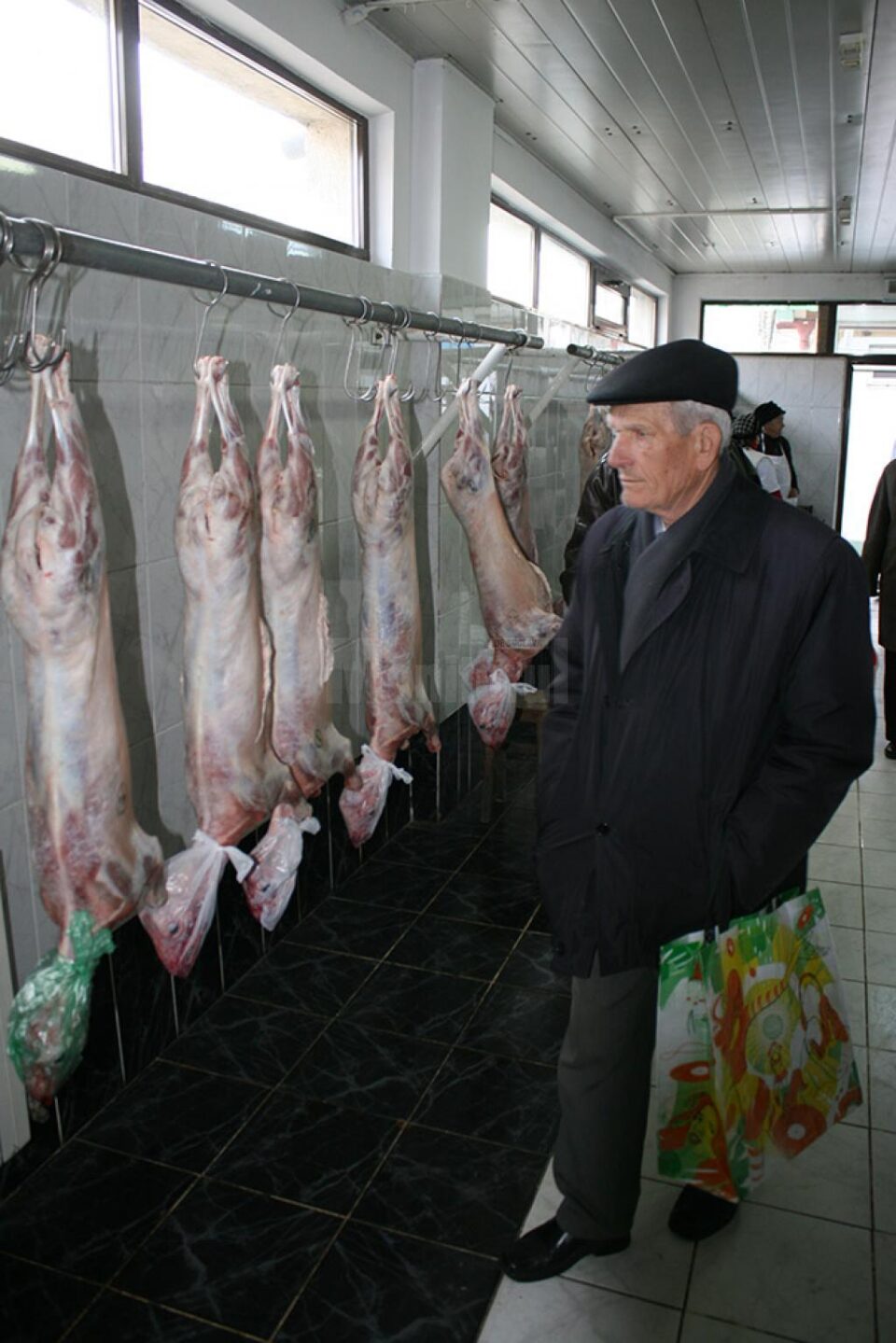 Vârstnicii sunt cei mai fideli cumpărători ai mieilor de Paște