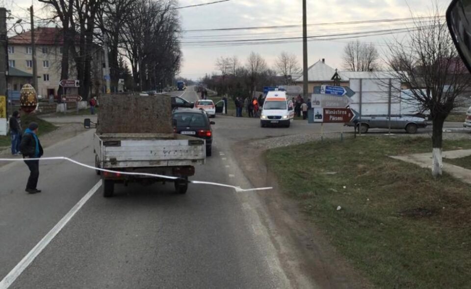 O ambulanță care transporta pacienți dializați, tamponată de un șofer care nu a dat prioritate. Foto: Florin Lungu - Facebook
