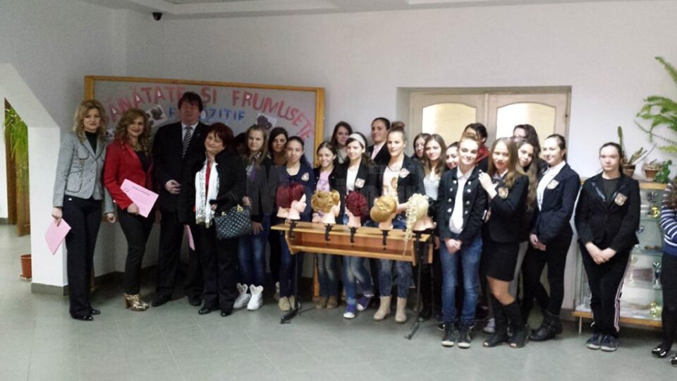 Atelier de coafură al elevelor Colegiului „Alexandru Ioan Cuza”