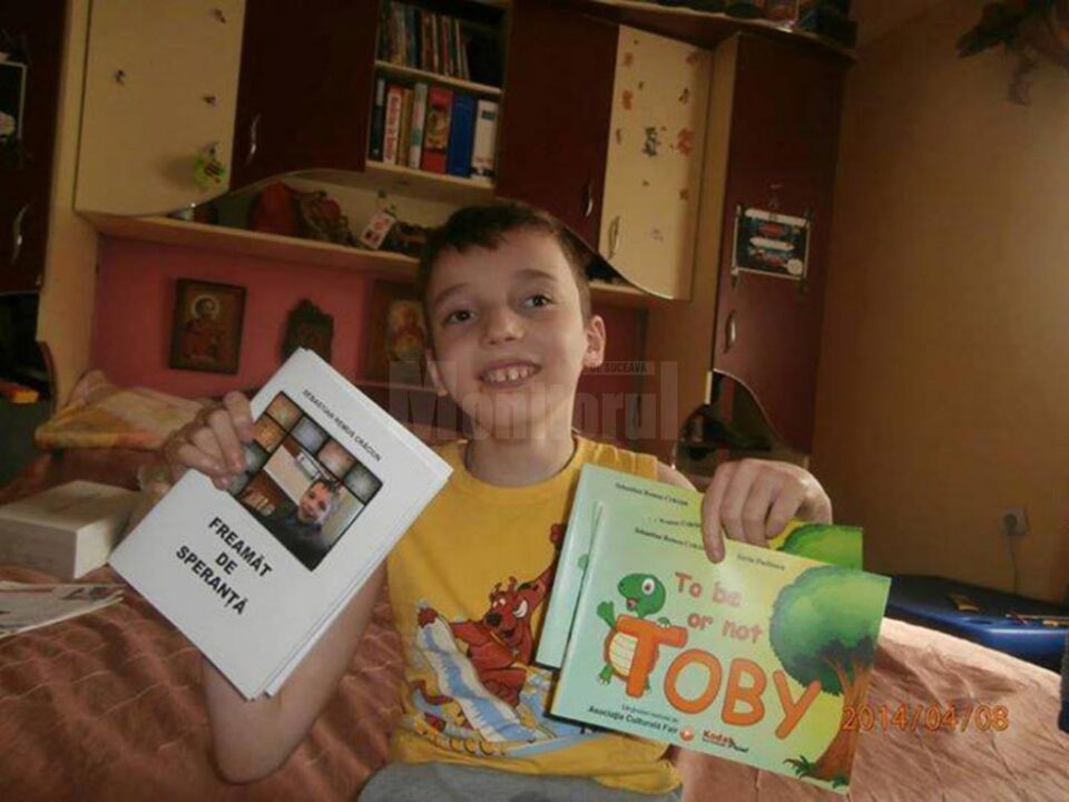 Sebastian Crăciun, în vârstă de 12 ani, imobilizat într-un scaun cu rotile, elev în clasa a V-a la Colegiul Național „Dragoș Vodă”