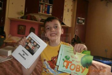 Sebastian Crăciun, în vârstă de 12 ani, imobilizat într-un scaun cu rotile, elev în clasa a V-a la Colegiul Național „Dragoș Vodă”