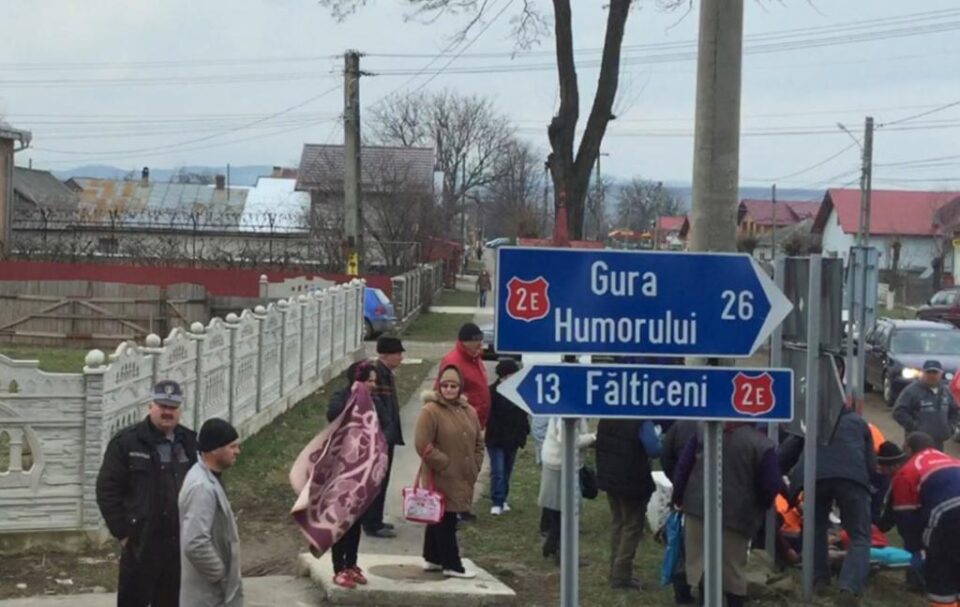 O ambulanță care transporta pacienți dializați, tamponată de un șofer care nu a dat prioritate. Foto: Florin Lungu - Facebook