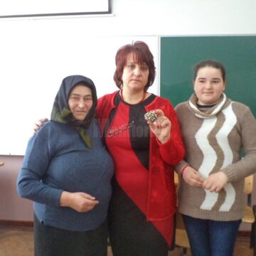 Elevii din Salcea și Plopeni au învățat secretele încondeierii ouălor și olăritului