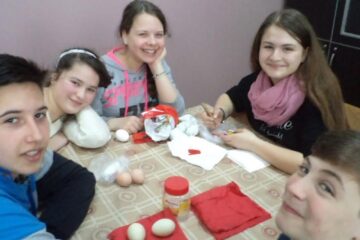 Elevii din Salcea și Plopeni au învățat secretele încondeierii ouălor și olăritului