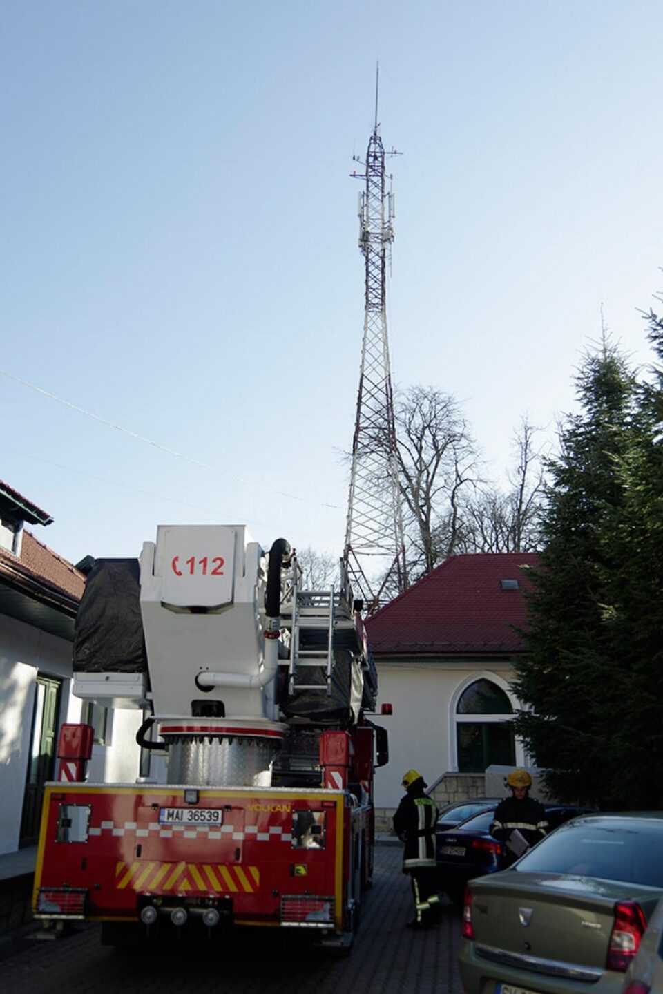 Tânărul de 35 de ani a coborât la scurt timp după ce pompierii și polițiștii au ajuns la fața locului