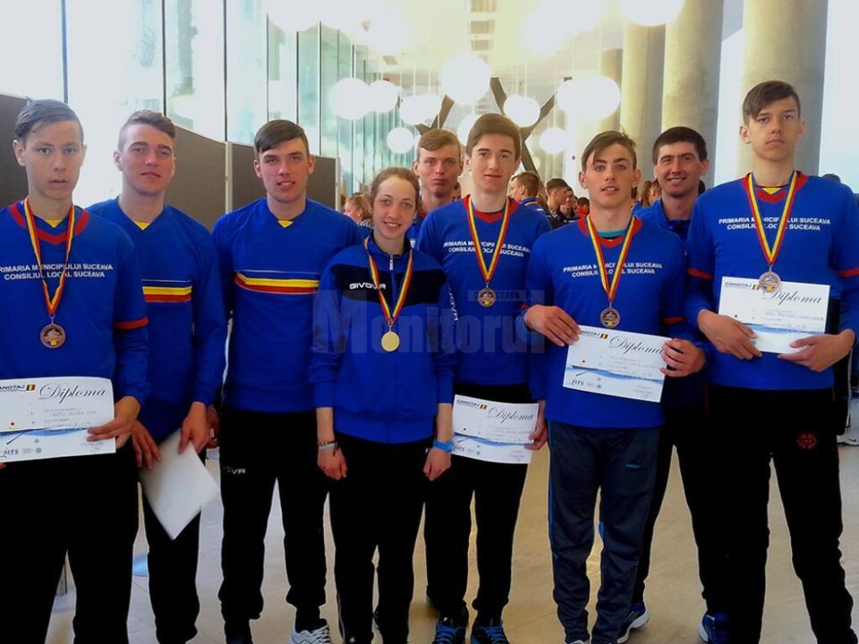Canotorii de la CSM Suceava, alături de antrenorul Ioan Despa