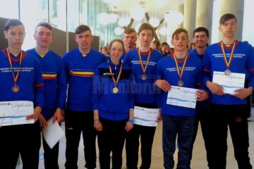 Canotorii de la CSM Suceava, alături de antrenorul Ioan Despa