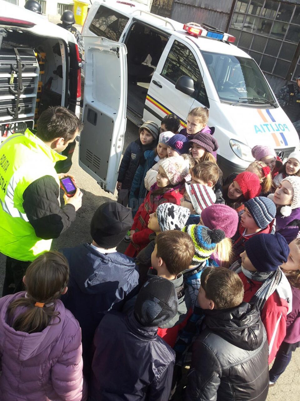 Peste 8.500 de elevi au intrat în contact cu polițiștii în aceste zile