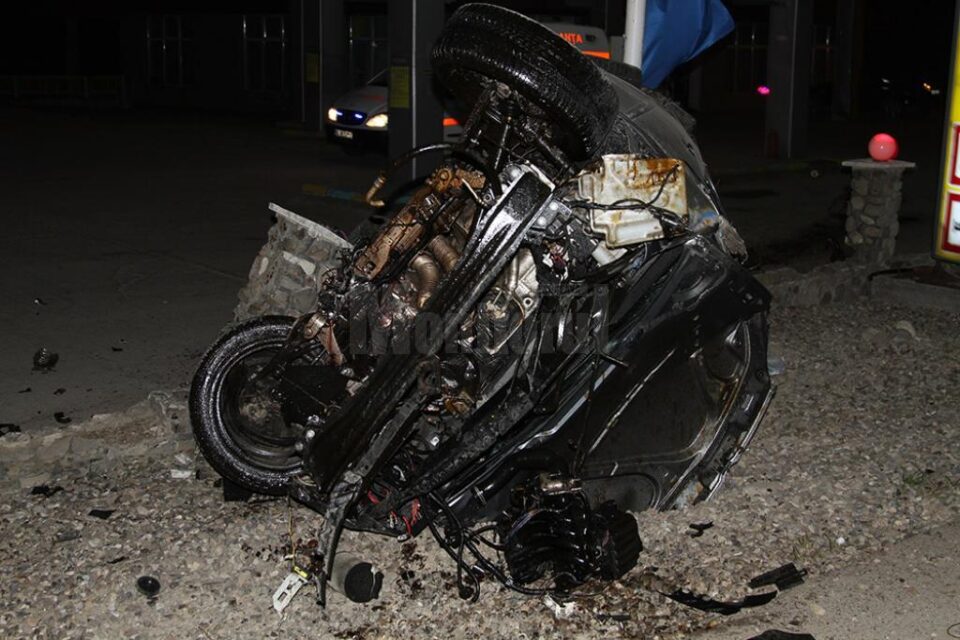 Autoturismul a fost avariat grav, însă șoferul a avut șansa de partea sa