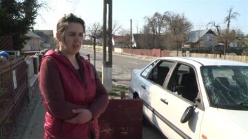 Elena Lupitrec și mașina soțului ei distrusă