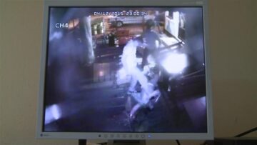 Unul dintre clienți zace inconștient pe jos în timp ce unul dintre agresori îl lovește cu sălbăticie