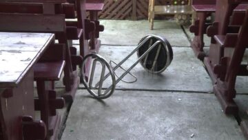 Scaunele metalice de la bar, folosite de agresori pentru a distruge tot