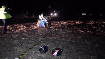 Cei doi tineri care erau pe motocicletă au fost proiectați violent pe ogorul de la marginea drumului județean