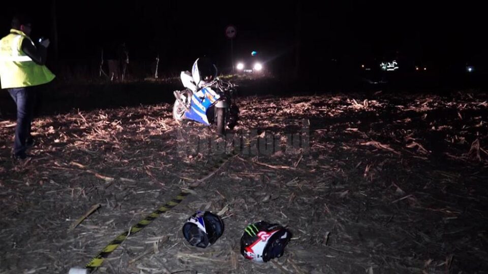 Cei doi tineri care erau pe motocicletă au fost proiectați violent pe ogorul de la marginea drumului județean