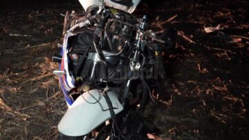 Cei doi tineri care erau pe motocicletă au fost proiectați violent pe ogorul de la marginea drumului județean