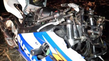 Cei doi tineri care erau pe motocicletă au fost proiectați violent pe ogorul de la marginea drumului județean