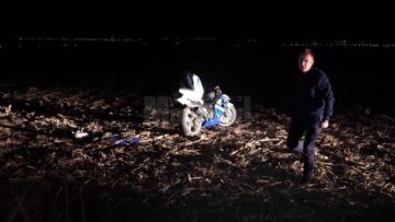 Cei doi tineri care erau pe motocicletă au fost proiectați violent pe ogorul de la marginea drumului județean