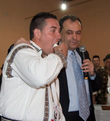 Primarul Constantin Moldovan și câștigătorul Ionuț Micuțari