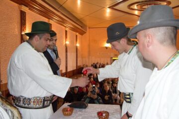 Concurs de ciocnit ouă la Mănăstirea Humorului