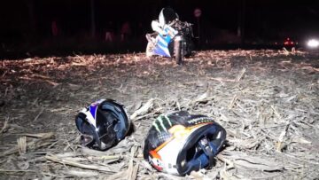 Cei doi tineri care erau pe motocicletă au fost proiectați violent pe ogorul de la marginea drumului județean