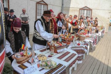 Din cele peste 50 de coșuri expuse nu au lipsit pasca și cozonacul specifice acestei sărbători, ouăle roșii, preparatele din miel și din porc