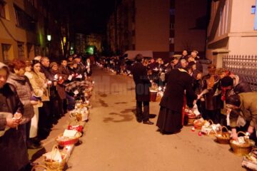 Sărbătoarea Învierii a adunat în bisericile sucevene și în jurul acestora zeci de mii de oameni